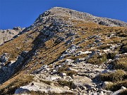 24 In decisa salita sul costone sud roccioso-erboso 